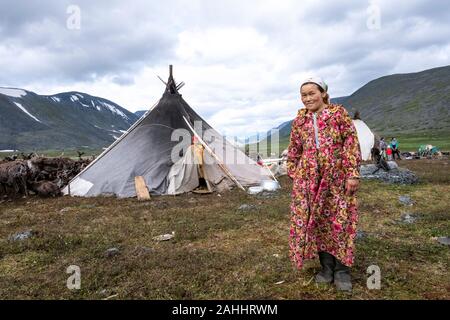 Eine Nenet Frau an einem Rentier camp in Sibirien, Russland Stockfoto