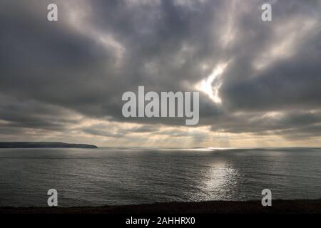 Eine sunburst über den Englischen Kanal aus der South Devon Coast. Von der Spitze des Burgh Island gesehen Stockfoto