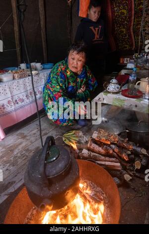 Eine Nenet Frau kochen auf einem Campingplatz in Sibirien, Russland Stockfoto