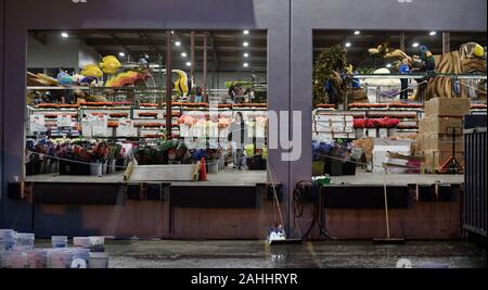 Irwindale, United States. 29 Dez, 2019. Freiwillige mit Tausenden von Blumen und anderen pflanzlichen Material vorzubereiten Schwimmer für die Uad-2 jährliche Tournament of Roses Parade in Irwindale, Kalifornien am Sonntag, 29. Dezember 2019. Die Rose Parade wird live von Pasadena am 1. Januar 2020 im Fernsehen übertragen. Foto von Jim Ruymen/UPI Quelle: UPI/Alamy leben Nachrichten Stockfoto