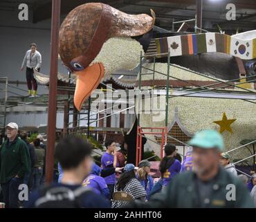 Los Angeles, USA. 29 Dez, 2019. Freiwillige mit Tausenden von Blumen und anderen pflanzlichen Material vorzubereiten Schwimmer für die Uad-2 jährliche Tournament of Roses Parade in Pasadena, Kalifornien am Sonntag, 29. Dezember 2019. Die Rose Parade wird live von Pasadena am 1. Januar 2020 im Fernsehen übertragen. Foto von Jim Ruymen/UPI Quelle: UPI/Alamy leben Nachrichten Stockfoto