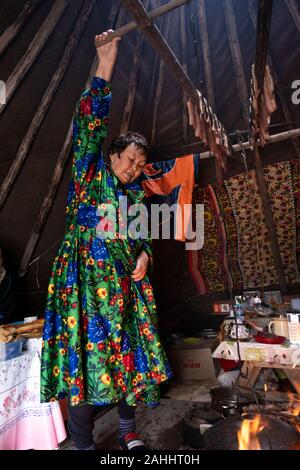 Eine Nenet Frau kochen auf einem Campingplatz in Sibirien, Russland Stockfoto