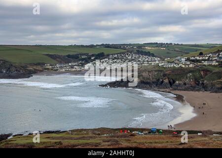 Das Holiday Village in Bigbury on Sea in South Devon von Burgh Island gesehen bei Ebbe mit dem Festland durch einen Sandstrand oder Causeway verbunden Stockfoto