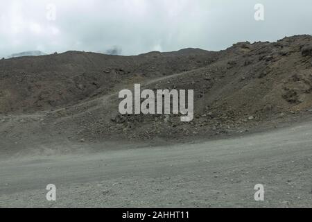 Pfad zu den Steinen auf den schwarzen Boden der Lava einen Vulkan Ätna Stockfoto