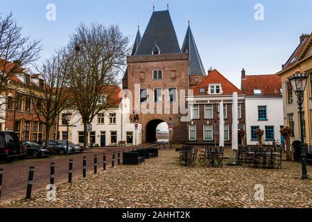 Blick auf die Stadt an der "koornmarktspoort' ein Stadttor und ein kleines Stück der mittelalterlichen Stadtmauer in Kampen ein hanze - Stadt in den Niederlanden, Provinz Overijs Stockfoto