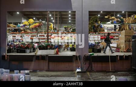 Irwindale, United States. 29 Dez, 2019. Freiwillige mit Tausenden von Blumen und anderen pflanzlichen Material vorzubereiten Schwimmer für die Uad-2 jährliche Tournament of Roses Parade in Irwindale, Kalifornien am Sonntag, 29. Dezember 2019. Die Rose Parade wird live von Pasadena am 1. Januar 2020 im Fernsehen übertragen. Foto von Jim Ruymen/UPI Quelle: UPI/Alamy leben Nachrichten Stockfoto