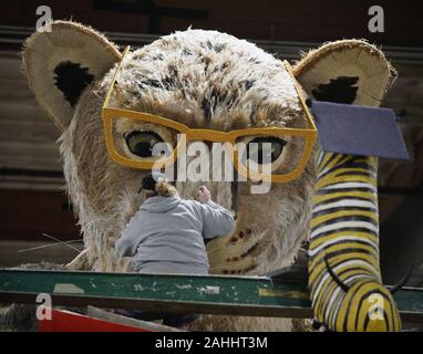 Irwindale, United States. 29 Dez, 2019. Freiwillige mit Tausenden von Blumen und anderen pflanzlichen Material vorzubereiten Schwimmer für die Uad-2 jährliche Tournament of Roses Parade in Pasadena, Kalifornien am Sonntag, 29. Dezember 2019. Die Rose Parade wird live von Pasadena am 1. Januar 2020 im Fernsehen übertragen. Foto von Jim Ruymen/UPI Quelle: UPI/Alamy leben Nachrichten Stockfoto