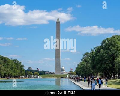 Washington, District of Columbia, Vereinigte Staaten von Amerika - Washington Monument Park, Obelisk auf der National Mall, amerikanische Flaggen und US Capitol Stockfoto