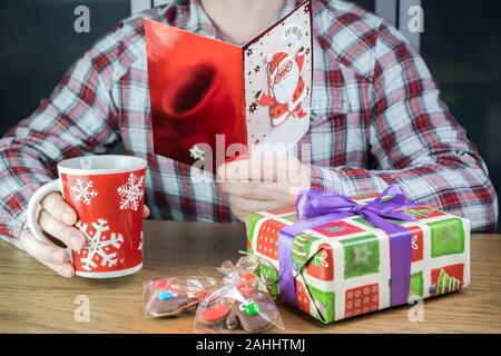 Mann Lesen einer Weihnachtskarte. Stockfoto