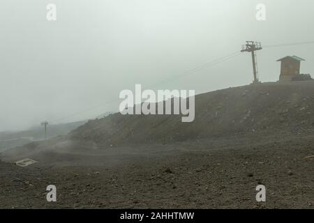 Landschaft des Ätna mit Seilbahn im Nebel, Sizilien, Italien Stockfoto