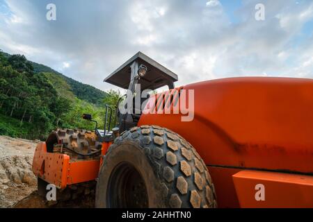 Boden Verdichter mit vibrationswalzen Padfoot-walze. Schwere Maschinen arbeiten auf der Autobahn Baustelle. Fahrzeug für Bodenverdichtung. Straßenbau Stockfoto