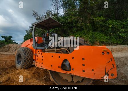 Boden Verdichter mit vibrationswalzen Padfoot-walze. Schwere Maschinen arbeiten auf der Autobahn Baustelle. Fahrzeug für Bodenverdichtung. Straßenbau Stockfoto