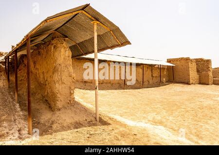 Larkana Mohenjo Daro Archäologische UNESCO Welterbe Blick auf Dikshit DK Bereich Villa Wand der wohlhabenden Bewohner auf einem sonnigen blauen Himmel Tag Stockfoto