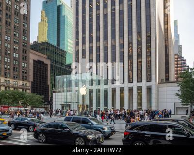 Manhattan, New York City, Vereinigte Staaten von Amerika [ Apple Store on Fifth Avenue, Cube Box, Business Financial Market Stock ] Stockfoto