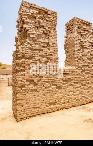 Larkana Mohenjo Daro Archäologische UNESCO Welterbe Blick auf Dikshit DK Bereich Villa Wand der wohlhabenden Bewohner auf einem sonnigen blauen Himmel Tag Stockfoto