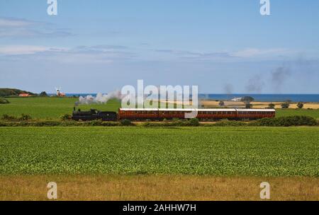 J15 Dampflok mit Gresley Quad Kunst von Wagen, North Norfolk Eisenbahn Stockfoto