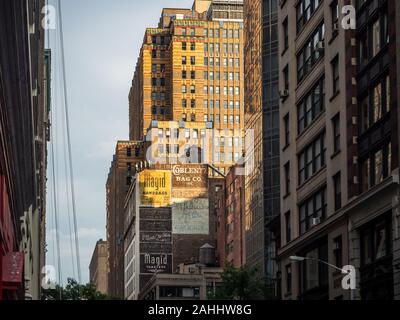 Manhattan, New York City - alte Straßenarchitektur, traditionelle Werbung für Ziegelmauergebäude, lokale Kultur, Immobilienmietmarkt Stockfoto