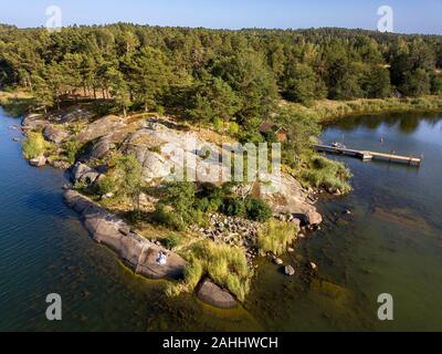 Luftaufnahme von typischen Häuser und kleine Dock in Korpo oder korpo Insel, Korpostrom Küste im Südwesten Finnland Turku Archipel. Der Archipel ring Ro Stockfoto