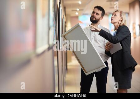 Portrait von eleganten reife Frau kaufen malerei Kunst Galerie oder einem Museum, kopieren Raum Stockfoto
