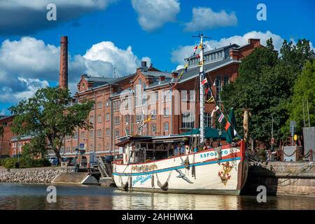 Altes Rathaus und Gebäude am Ufer des Flusses Aura in Turku, Finnland. Stockfoto