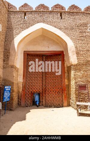 Khairpur Kot Diji Fort mit einer malerischen Aussicht auf Eingangstor an einem sonnigen blauen Himmel Tag Stockfoto