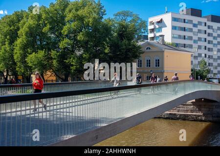 Kirjastosilta Fußgängerbrücke im Stadtzentrum von Turku, Finnland Stockfoto