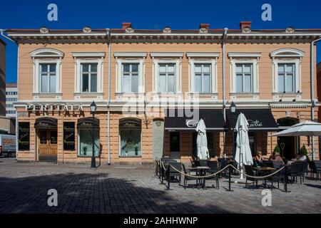 Geschäfte und Restaurants in Vähätori squarei n im Stadtzentrum von Turku, Finnland Stockfoto