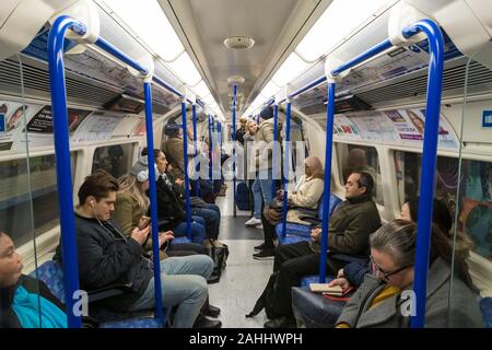 Menschen auf einer Londoner U-Bahn, Großbritannien Stockfoto
