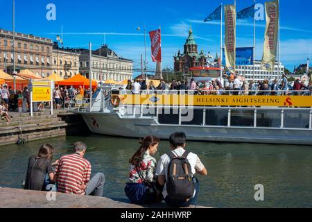 Die Helsinki Waterfront, mit Massen von Touristen und ein Ausflugsboot Helsinki Finnland Stockfoto