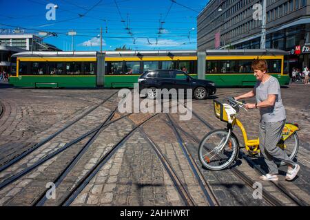 Straßenbahn auf der Straße Mannerheimintie Helsinki Finnland Mitteleuropa Stockfoto