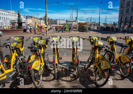 Radfahren in Helsinki Finnland, Blick auf die Fahrräder zu mieten in der Stadt Helsinki Zyklus eng zusammen in Kauppatori (Marktplatz), Finnland geparkt Stockfoto