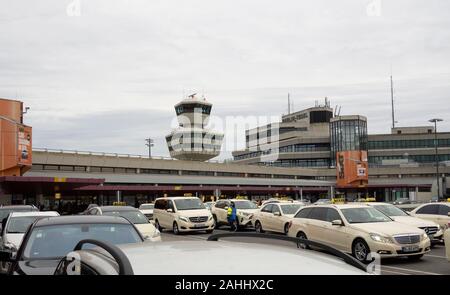 Berlin, Deutschland. 30 Dez, 2019. Taxis stehen am Flughafen Tegel zur Verfügung. Die Gewerkschaft Ufo auf die Mitarbeiter von Germanwings zum Streik aufgerufen hat. Credit: Paul Zinken/dpa/Alamy leben Nachrichten Stockfoto