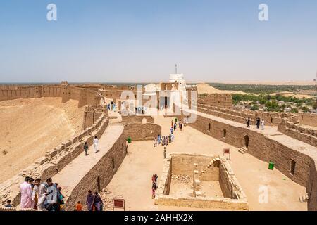 Khairpur Kot Diji Fort mit malerischen Blick auf den Innenhof mit Besuchern auf einem sonnigen blauen Himmel Tag Stockfoto