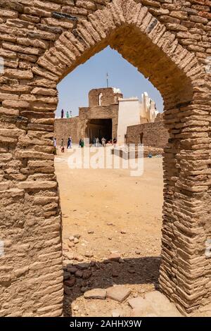 Khairpur Kot Diji Fort mit malerischen Blick auf den Innenhof mit Besuchern auf einem sonnigen blauen Himmel Tag Stockfoto