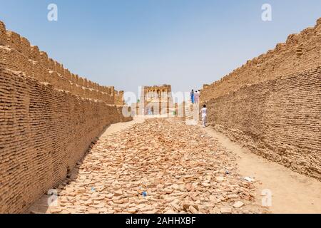 Khairpur Kot Diji Fort mit malerischen Blick auf den Innenhof mit Besuchern auf einem sonnigen blauen Himmel Tag Stockfoto