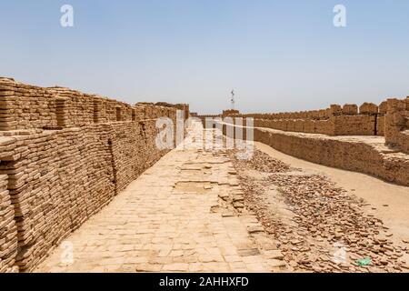 Khairpur Kot Diji Fort mit malerischen Blick auf den Innenhof an einem sonnigen blauen Himmel Tag Stockfoto