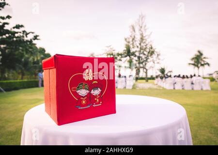 Umschlag, in Hochzeit Tag mit chinesischen Symbol auf der Oberfläche, Zeremonie im Hintergrund Stockfoto