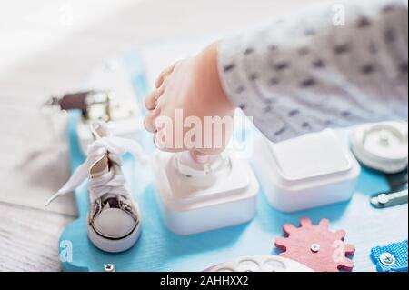 Besetzt Board für für Kinder. Erziehung der Kinder Spielzeug. Holz- Spielbrett. DIY busyboard Stockfoto