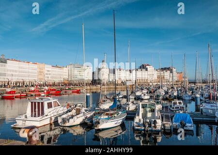 A Coruña, Spanien. Dez 2012: Darsena de la Marina sport Schiffe mit Blick aufs Wasser an einem sonnigen Wintertag Stockfoto