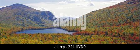 Lower South Branch Teich mit peak Herbst Farbe. Baxter State Park, Maine. Stockfoto