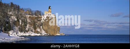 Split Rock Lighthouse und Lake Superior im Winter. Split Rock Lighthouse State Park, Minnesota, Winter. Stockfoto