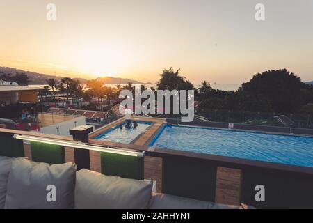 Phuket, Thailand - 11. Dezember 2017: Strand Sicht von Patong mit Sonnenuntergang von der Dachterrasse der Party Zone Stockfoto