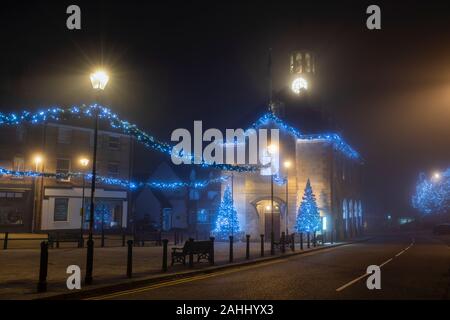 Weihnachtsbäume und Lichter draußen brackley Town Hall am frühen Morgen Nebel. Brackley, Northamptonshire, England Stockfoto