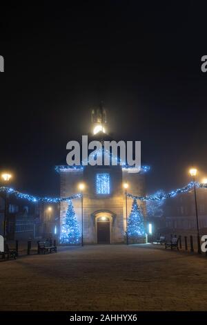 Weihnachtsbäume und Lichter draußen brackley Town Hall am frühen Morgen Nebel. Brackley, Northamptonshire, England Stockfoto