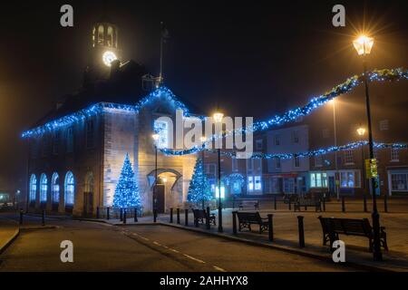 Weihnachtsbäume und Lichter draußen brackley Town Hall am frühen Morgen Nebel. Brackley, Northamptonshire, England Stockfoto