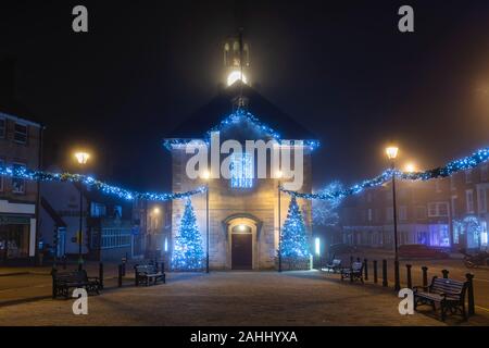 Weihnachtsbäume und Lichter draußen brackley Town Hall am frühen Morgen Nebel. Brackley, Northamptonshire, England Stockfoto