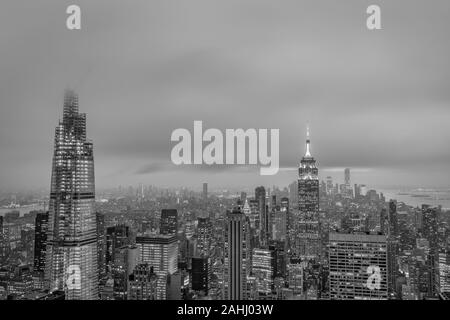 New York Skyline von Top of the Rock bei Sonnenuntergang schwarz-weiß Bild. Stockfoto