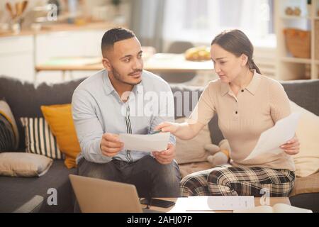 Portrait von Erwachsenen Paare tun, Papierkram, während das Zahlen von Steuern online Im lichtdurchfluteten Interieur, kopieren Raum Stockfoto