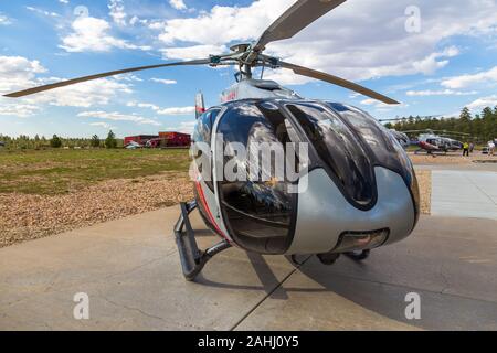 Maverick Hubschrauber auf dem Asphalt am Flughafen, Tusayan, USA. Stockfoto