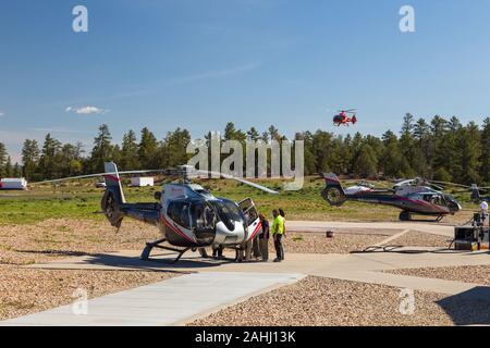 Maverick Hubschrauber auf dem Asphalt am Flughafen, Tusayan, USA. Stockfoto